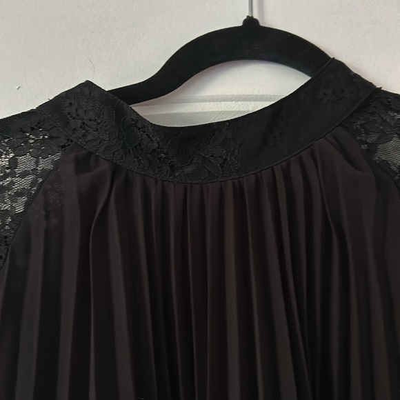 Sleeveless blouse - Picture 3 of 5